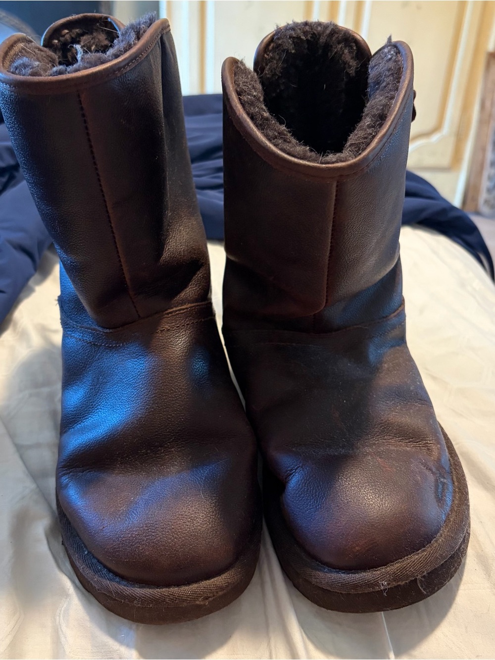 UGG Women’s size 7 Dark Brown Shearling Lined Short Boots